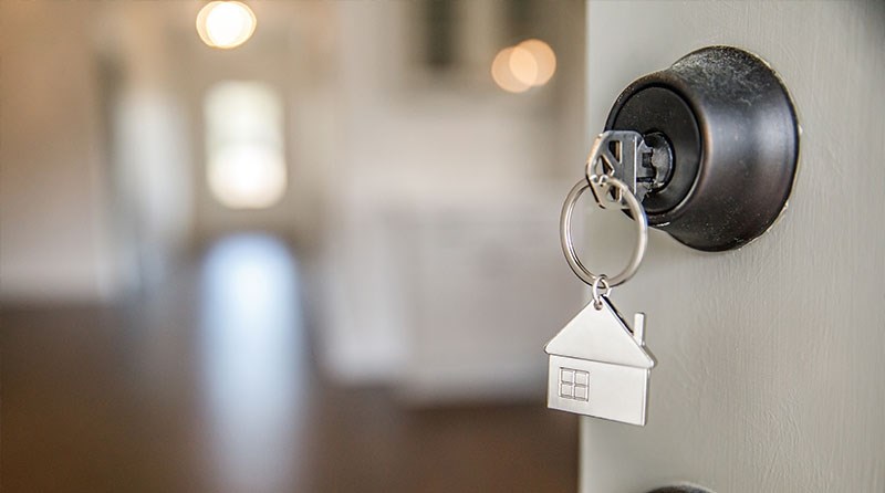 Lås med husnøgle - Vi tilbyder elektroniske låse og almene låse for kunder i Taastrup, Glostrup & København